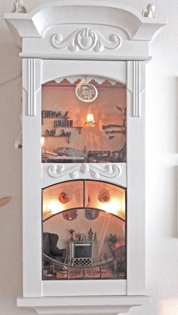 Ur og lodder er taget ud. Kassen er malet hvid, da den var meget grim og jordslået i træet.