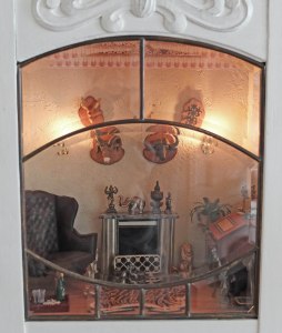 Nederste etage set udefra gennem den slebne glasrude