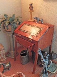 Skrivepult med intarsia på skriveklappen