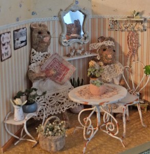 De to små sypiger i fuld gang med at brodere og hækle