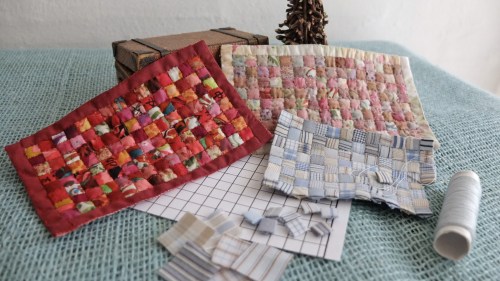 Små miniature patchwork tæpper, 8,5x14 cm