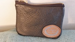 Den lille pung er af sort skind og måler 10 x 14 cm