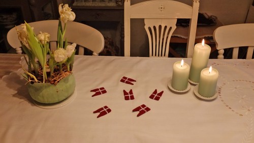 Min veninde Kirsten fortalte om nogle små søde flag, som hun havde set til en fødselsdag, hvor de lå spredt ud på dugen. Det lyder jo rigtig hyggeligt, så jeg har prøvet. måske ikke de bedste endnu, men en rigtig god ide. Jeg vil forfølge ideen og prøve igen. Måske de bliver så fine at jeg vil sælge dem!