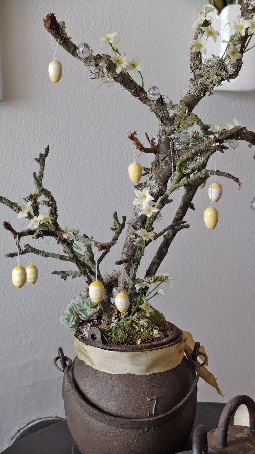 Jernkrukke med grene og små påskeæg 001