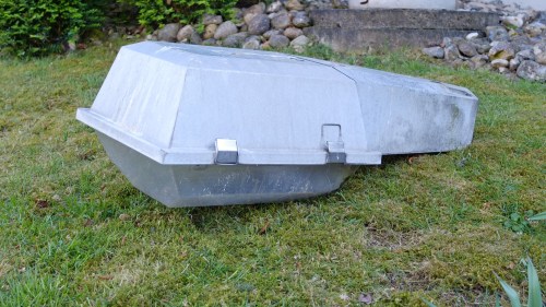 Gammel gadelygte. Fik lige øje på at Elselskabet var i gang med at skifte vores gadelygter til nye med LED lys, som er meget mere energibesparende. Jamen det lignede da et lille drivhus, når alt det elektriske udstyr blev fjernet. super jeg fik lov til at tage et med mig. Igen en heldig dag