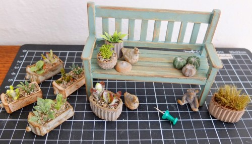 Miniature havebænk og planter